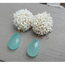 Oorbellen met oorknoppen van witte kraaltjes en aqua Chalcedoon briolet