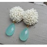 Oorbellen met oorknoppen van witte kraaltjes en aqua Chalcedoon briolet