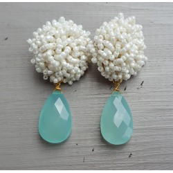 Oorbellen met oorknoppen van witte kraaltjes en aqua Chalcedoon briolet