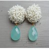 Oorbellen met oorknoppen van witte kraaltjes en aqua Chalcedoon briolet
