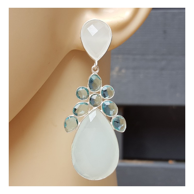 Zilveren oorbellen gezet met wit Chalcedoon en blauw Topaas quartz