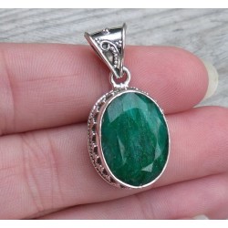 Zilveren hanger met ovale Emerald gezet in bewerkte setting
