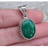 Zilveren hanger met ovale Emerald gezet in bewerkte setting