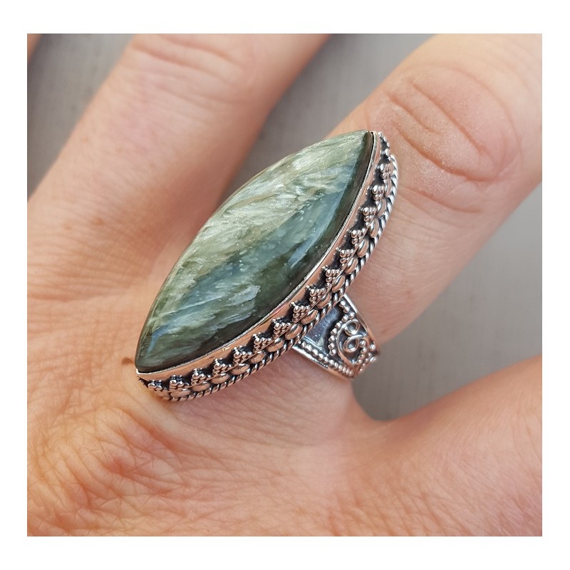 Zilveren ring met marquise Seraphiniet in bewerkte setting 18 mm
