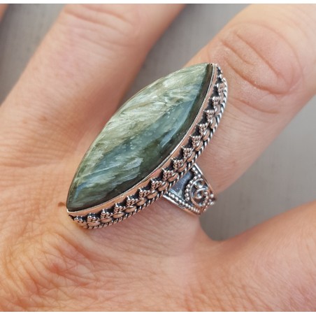 Zilveren ring met marquise Seraphiniet in bewerkte setting 18 mm