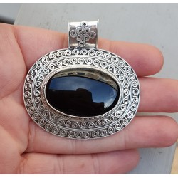 Zilveren hanger met dwarsliggende ovale Onyx in bewerkte setting