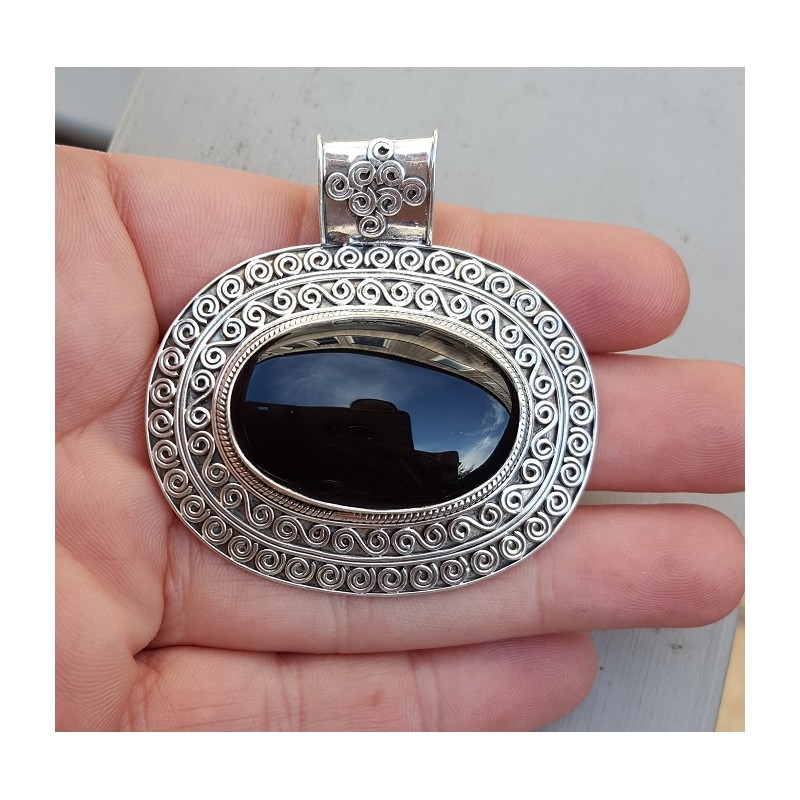 Zilveren hanger met dwarsliggende ovale Onyx in bewerkte setting