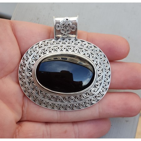 Zilveren hanger met dwarsliggende ovale Onyx in bewerkte setting