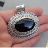 Zilveren hanger met dwarsliggende ovale Onyx in bewerkte setting