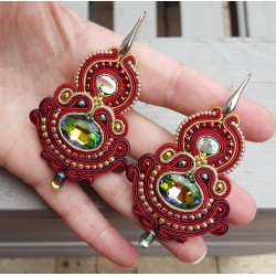 Oorbellen met grote rode handgemaakte hanger