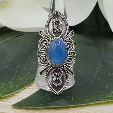 Zilveren ring gezet met blauw Chalcedoon en bewerkte kop 19 mm