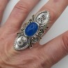 Zilveren ring gezet met blauw Chalcedoon en bewerkte kop 19 mm