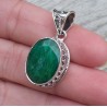Zilveren hanger met ovale Emerald gezet in bewerkte setting