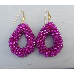 Vergulde oorbellen met open druppel van fuchsia roze kristallen
