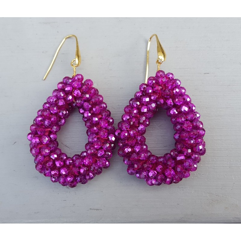 Vergulde oorbellen met open druppel van fuchsia roze kristallen
