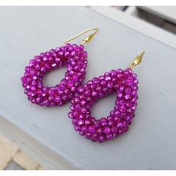 Vergulde oorbellen met open druppel van fuchsia roze kristallen