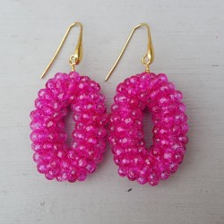Vergulde oorbellen met ovale hanger van fuchsia roze kristallen