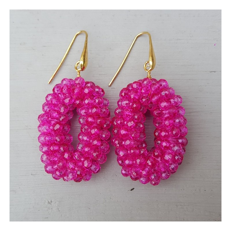 Vergulde oorbellen met ovale hanger van fuchsia roze kristallen