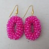 Vergulde oorbellen met ovale hanger van fuchsia roze kristallen