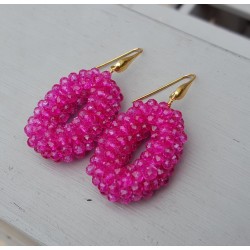 Vergulde oorbellen met ovale hanger van fuchsia roze kristallen