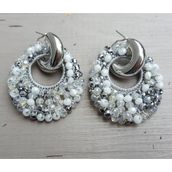 Creolen met ovale hanger van grijze witte kristallen