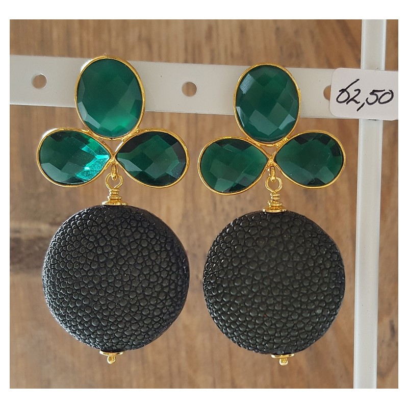 Vergulde oorbellen met donker groen Roggenleer en groene Onyx