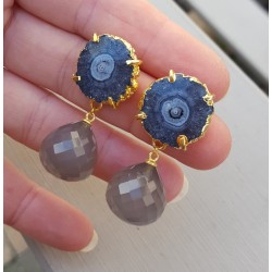 Vergulde oorbellen met grijze Chalcedoon en Solar quartz