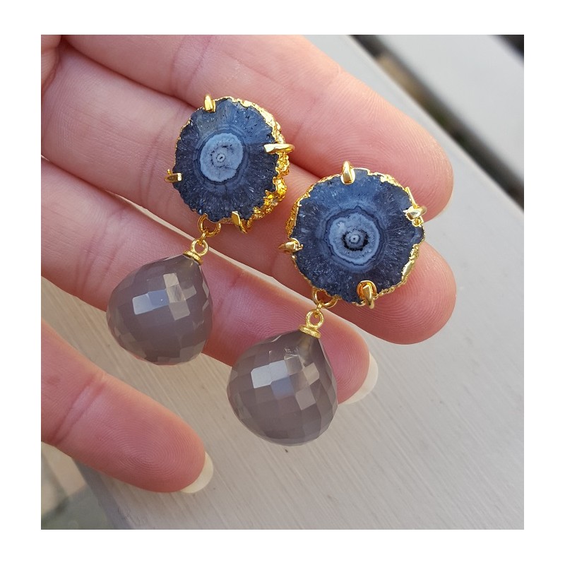 Vergulde oorbellen met grijze Chalcedoon en Solar quartz