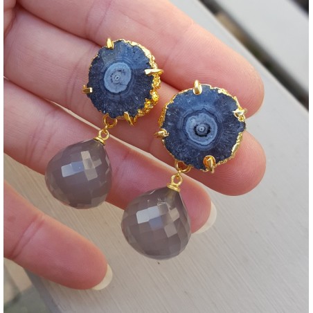 Vergulde oorbellen met grijze Chalcedoon en Solar quartz
