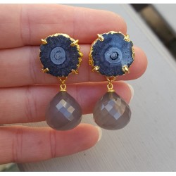 Vergulde oorbellen met grijze Chalcedoon en Solar quartz