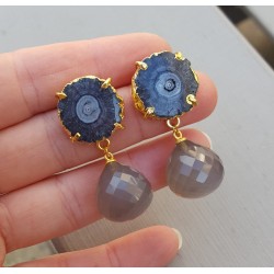 Vergulde oorbellen met grijze Chalcedoon en Solar quartz