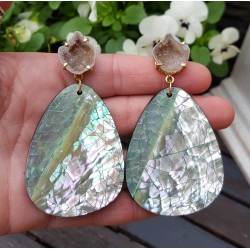 Vergulde oorbellen met Agaat geode en crackle schelp