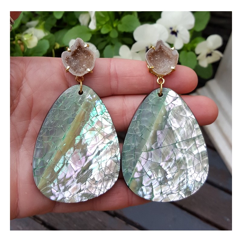 Vergulde oorbellen met Agaat geode en crackle schelp