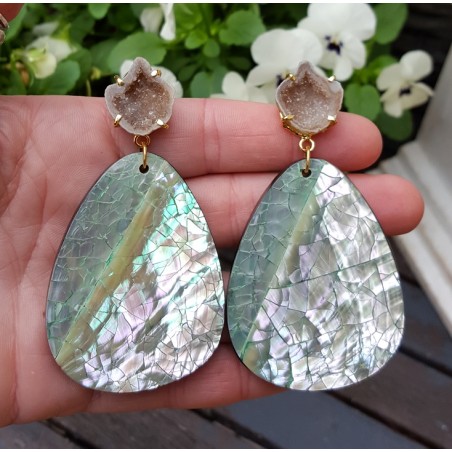 Vergulde oorbellen met Agaat geode en crackle schelp