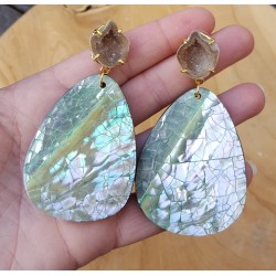 Vergulde oorbellen met Agaat geode en crackle schelp