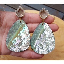 Vergulde oorbellen met Agaat geode en crackle schelp