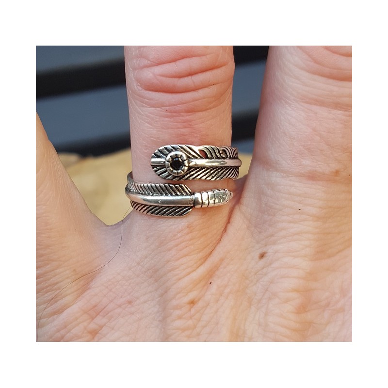 Zilveren veren ring met steentje verstelbaar