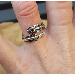 Zilveren veren ring met steentje verstelbaar