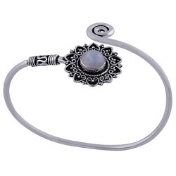 Zilveren armband / bangle met bewerkte setting gezet met Maansteen