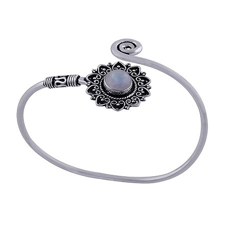 Zilveren armband / bangle met bewerkte setting gezet met Maansteen