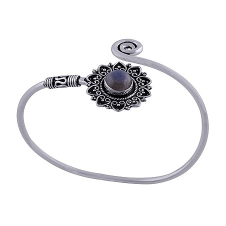 Zilveren armband / bangle met bewerkte setting gezet met Labradoriet