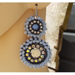 Oorbellen met hanger van licht blauwe kristallen en bloem