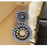 Oorbellen met hanger van licht blauwe kristallen en bloem