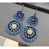 Oorbellen met hanger van licht blauwe kristallen en bloem