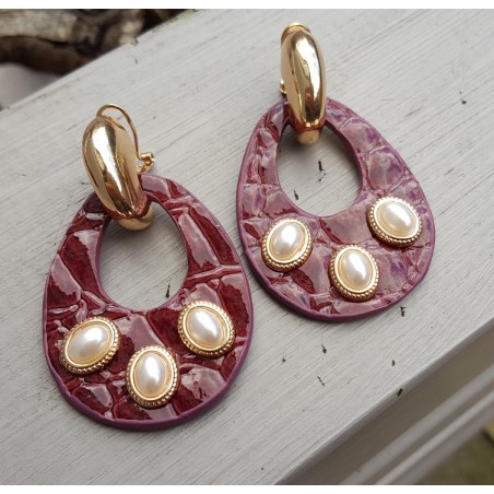 Vergulde creolen met bordeaux rode oorhangers van Ecoleather en ornamenten
