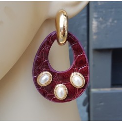 Vergulde creolen met bordeaux rode oorhangers van Ecoleather en ornamenten