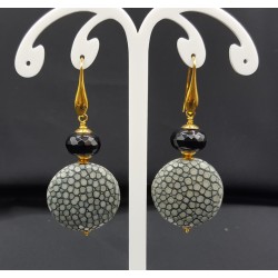 Oorbellen met zwarte Onyx en grijs Roggenleer