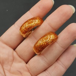Goudkleurige brede oranje glitter creolen