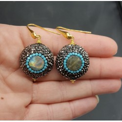 Oorbellen gezet met Labradoriet zwarte en Turkoois blauwe kristallen