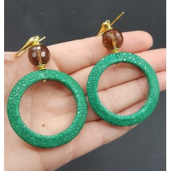 Oorbellen met open ring van groen Roggenleer en Smokey Topaas